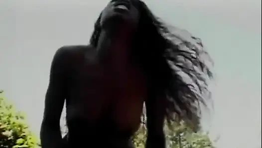 Sert siyah amcık bahçede yalıyor... ağzına boşalma