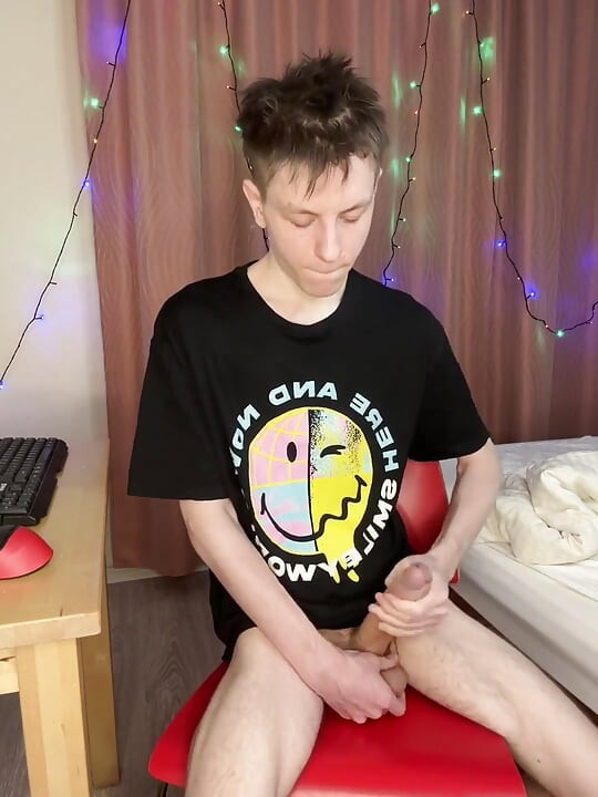 Quick Dorm Jerk Makes 23cm Cock Squirt Everywhere
