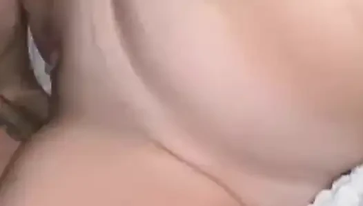 Meine muschi wurde von dem 55-jährigen opa verschlungen und ich streichelte seinen großen schwanz, während er meinen heißen körper schüttelte, wie mein kitzler einen handjob bekam