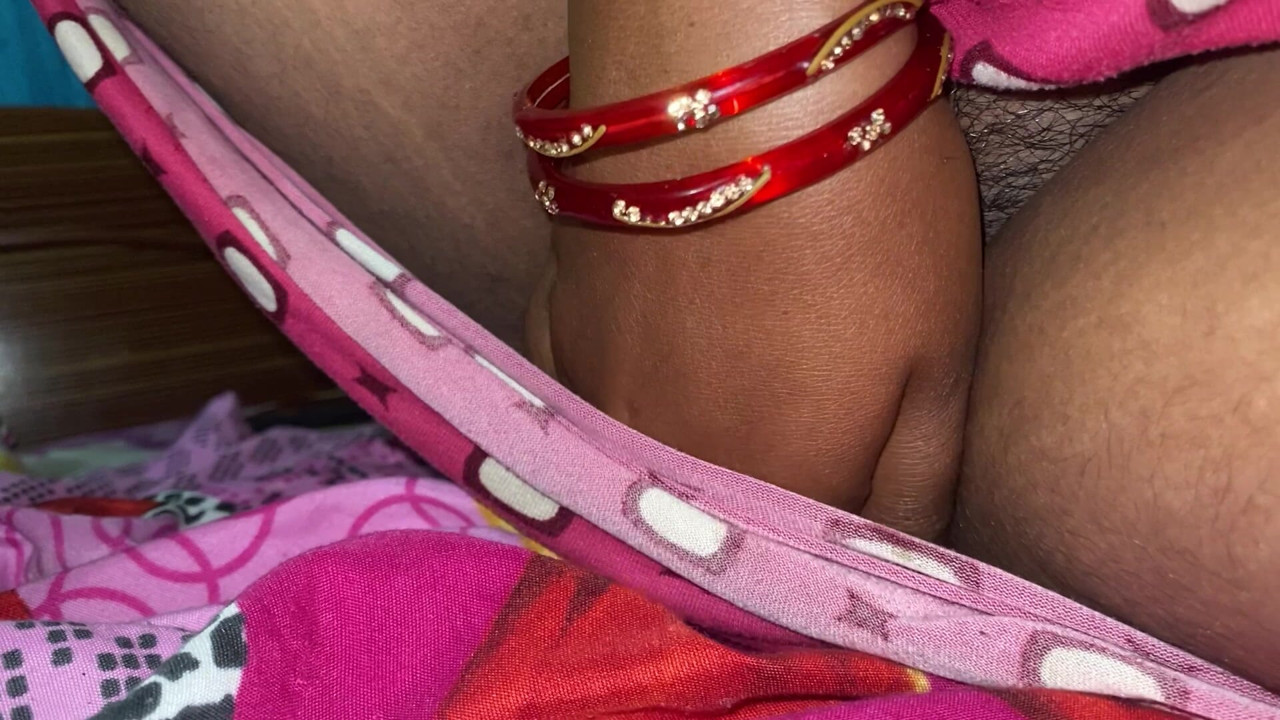 DESI GIRL MASSAGING HER PUSSY