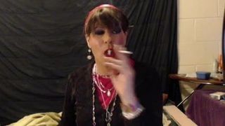 超可愛いtgirlの喫煙とかわいい