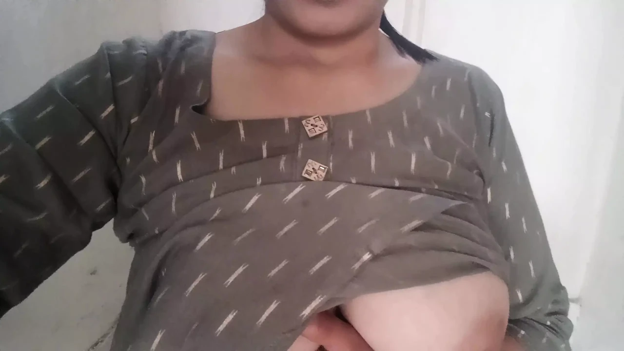 Newly married Bhabhi Ko Pee karte Huye Chupke se Dekha