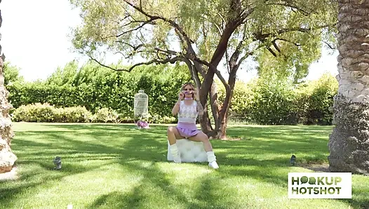 Bts - jesse pony berpose sambil bugil di pemotretan di luar ruangan!