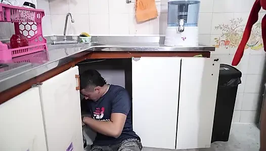 Der Klempner schließt das Leck des amade-üppigen Hauses
