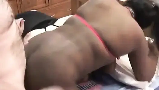 Похотливой чернокожей разделяет ее сочную задницу большой белый хуй