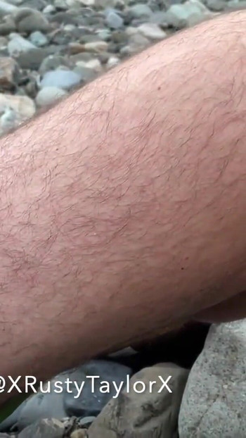 「Two Buds sitting by the River Suckin Dick」のスリリングな瞬間