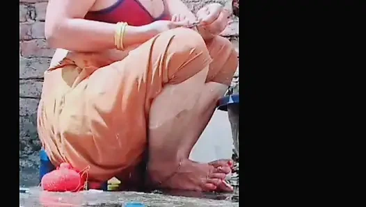 Die dorffrau badet im freien, zieht sich aus, lockt alle