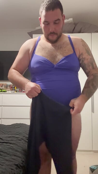 Bondage de bite et de couilles avec pinces à tétons et plug anal, partie 2