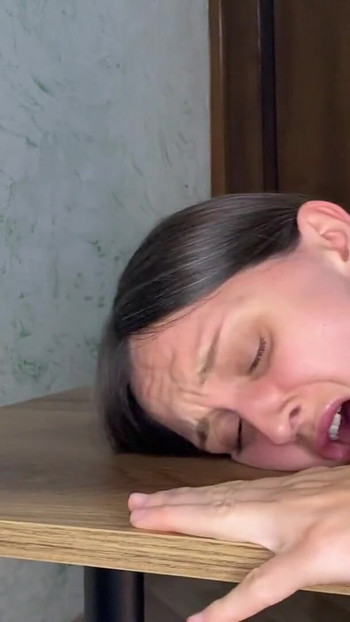 Khoảnh khắc mang tính biểu tượng từ "bà chủ được liếm âm hộ và đụ mạnh để kiếm việc làm"