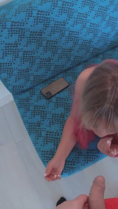 Søsteren ville ha en godbit, men fikk den harde pikken min! Bedro søsteren sin med godteri og ga henne kuken sin å suge | Klipp 1