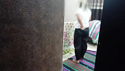 Сводный брат трахает свою красивую сводную сестру, пока она смотрит фильм