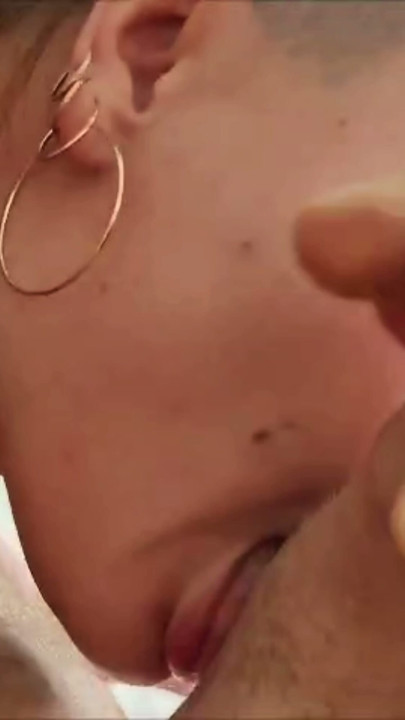 Miúda gira e excitada engole esperma