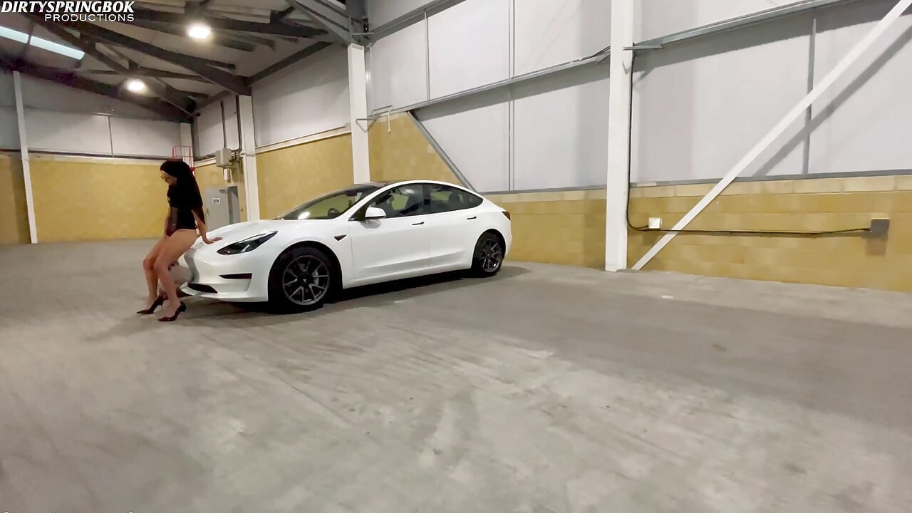 Muslim Wife Gets Fucked in the Car Park
