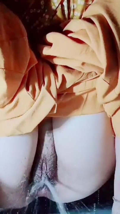 Fată desi care se masturbează și automat urinat în Pasiunea | Clipul 1