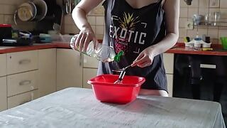 Porno hizmetçisiyle mutfakta, ustanın önünde pasta pişiriyor, göt ve göğüsler sergileniyor