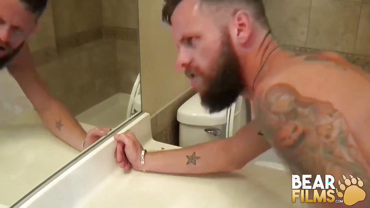 Bearfilms - Huge bear Aiden Storm raw breeds tiny Bone Flexx