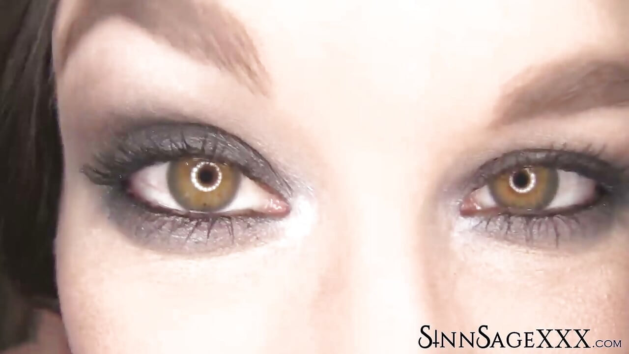 Sinn Sage 特寫鏡頭突出美麗的淡褐色眼睛供鏡頭查看