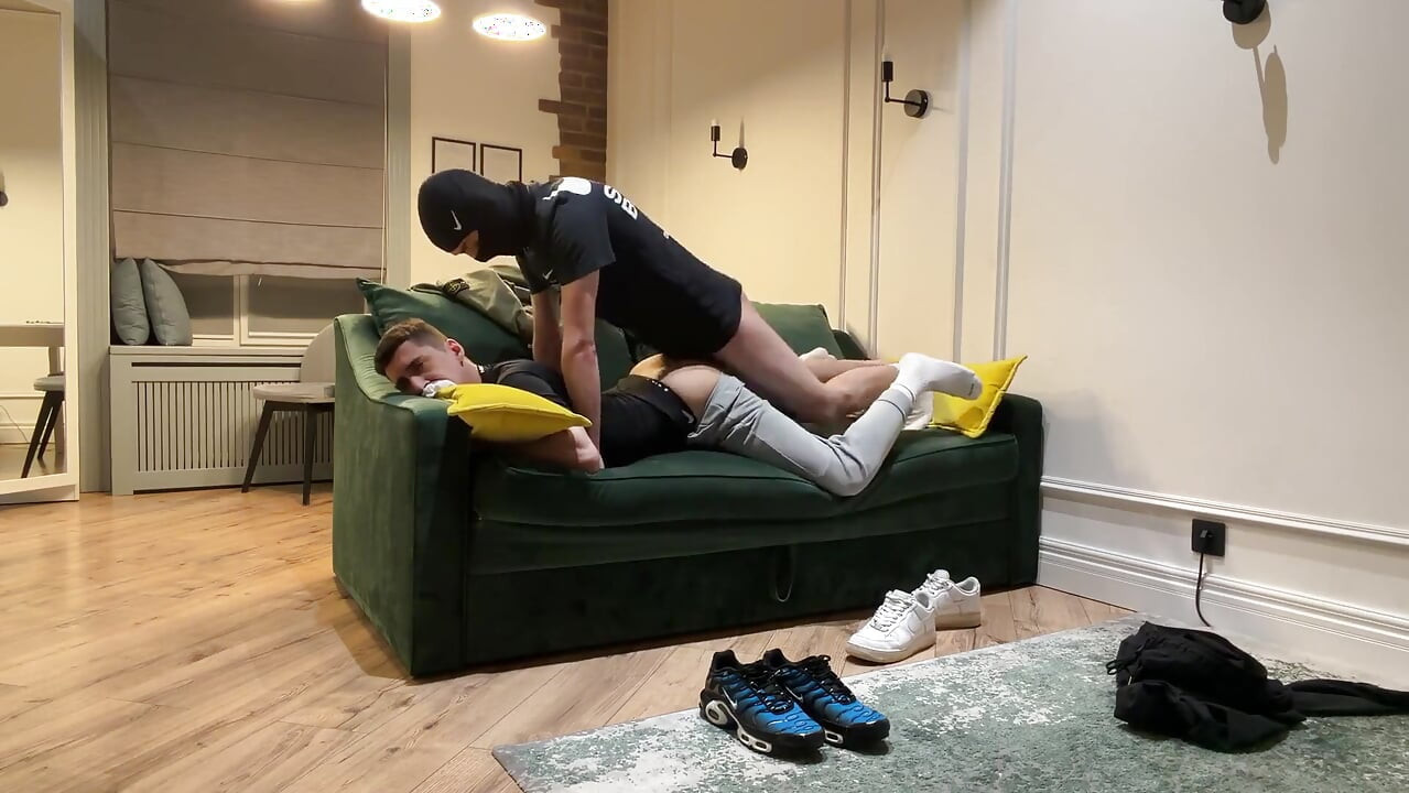 Sexe gay torride avec des baskets et des chaussettes sales