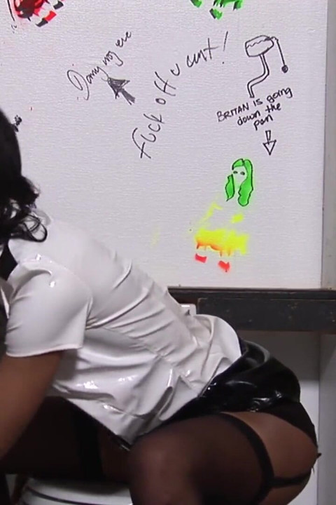 Gloriosa chupando y follando en el gloryhole