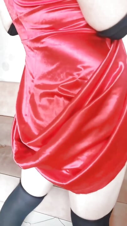 Crvena haljina, ukusna bedra, crossdresser