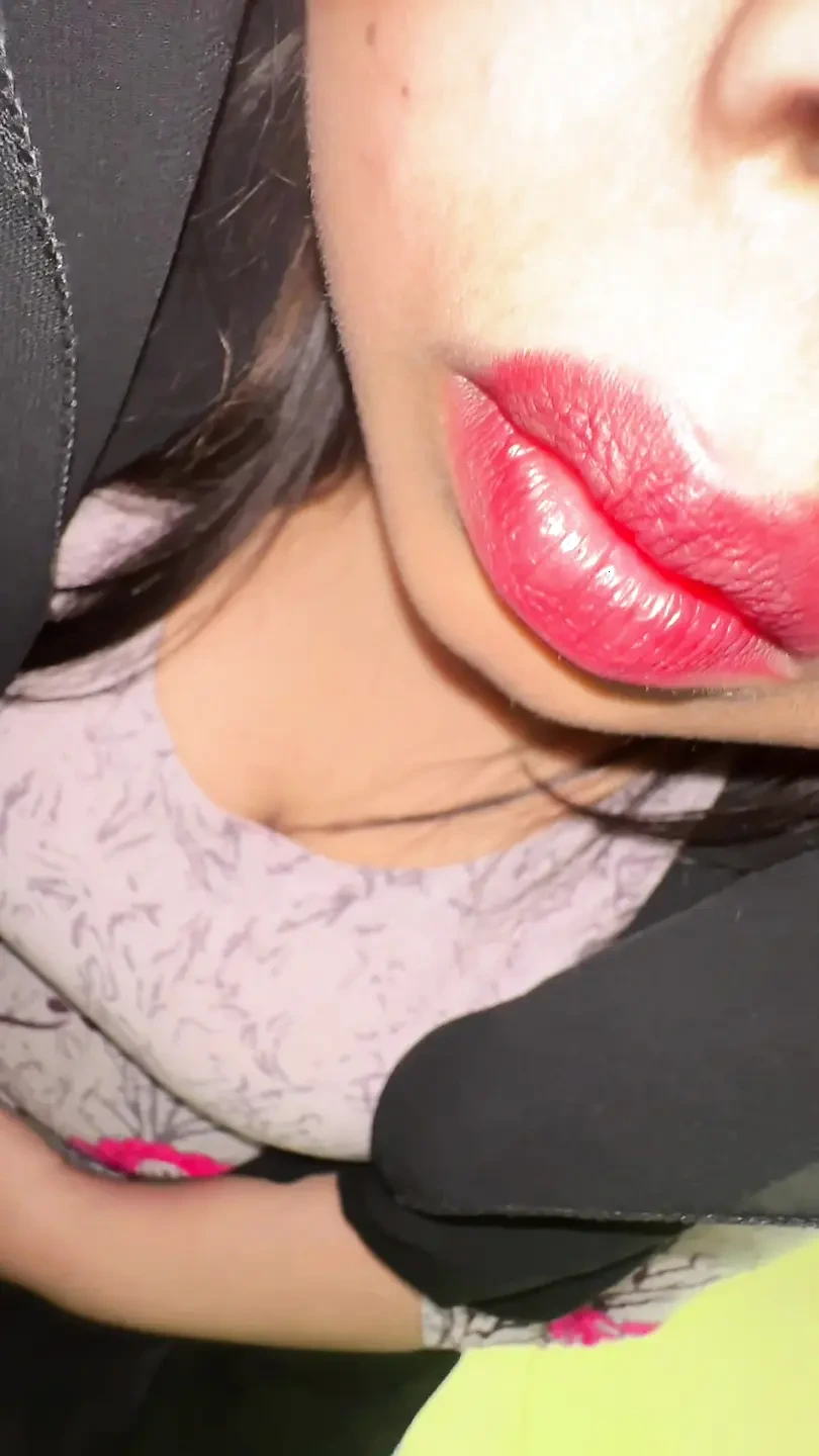 欲火中烧的女孩在去拼贴后刷牙，因为有时候她从继父那得到粗暴的操逼