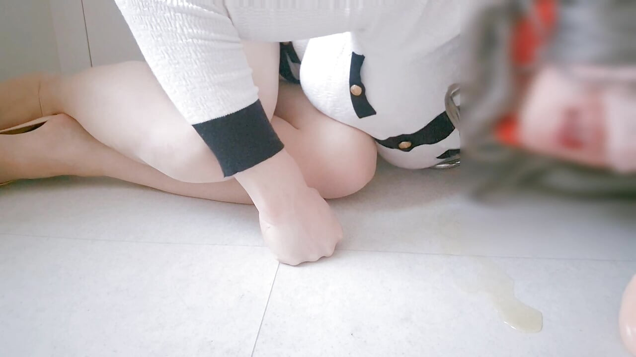 한 시간 넘게 수없이 오르가즘을 느낀 후, 그녀는 자신의 애액을 핥고 빨고 반짝이는 누드 나일론과 하이힐에 사정합니다.