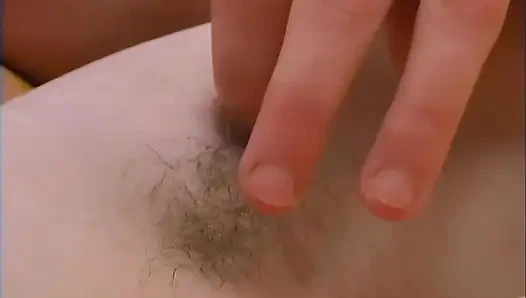 Симпатичная миниатюрная наивная волосатая девушка застенчиво соло