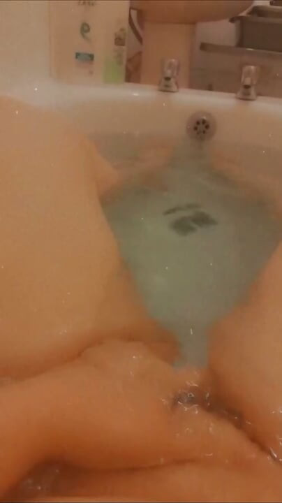 BBW plays in the bath