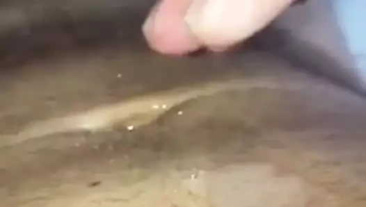 Bu adamın boşalmayı temizlemek için bir mendile ihtiyacı yok