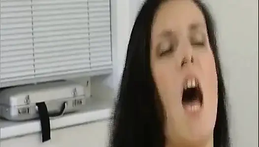 Brünette deutsche heiße mutter mit dicken möpsen reitet dicken schwanz im retro