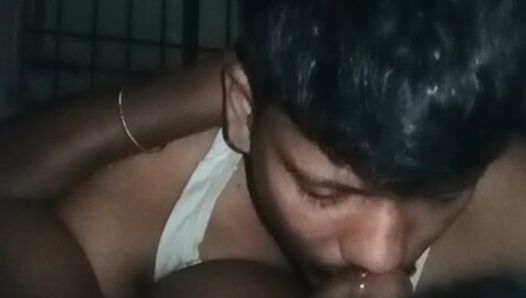 Индийская жена трахается в задницу