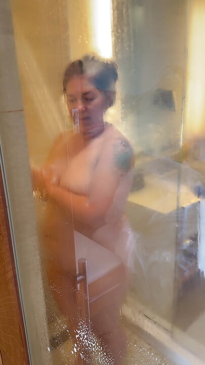 Ateşli tombul seksi duşta!