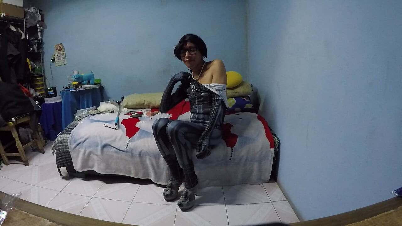 Joselynne travestiet in spider cosplay klaar om dildo te zuigen deel één