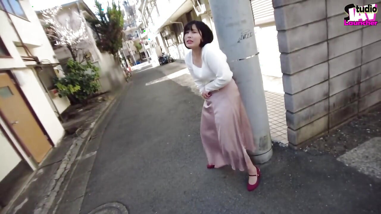 Public Ripple - a Sensitive Cutie Shows Her No-hands Trick on a City Acme Walk Chapter-1