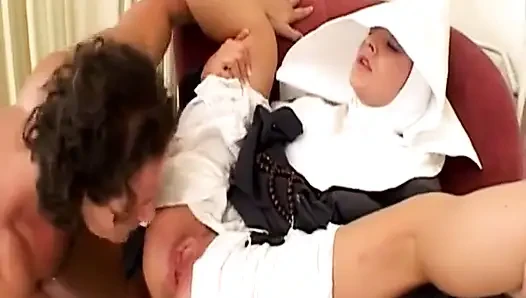Büyük götlü esmer Alman ateşli anne fetiş sahnesinde anal sikiliyor