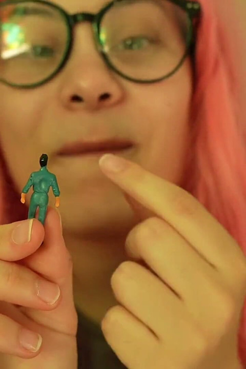 Giantess Chewing Gum
