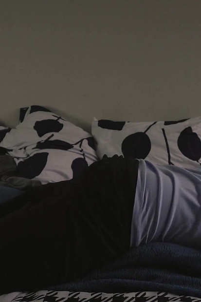 晨间例行公事。爸爸脱衣服和贪婪的枕头呻吟大声想象你的紧致小穴