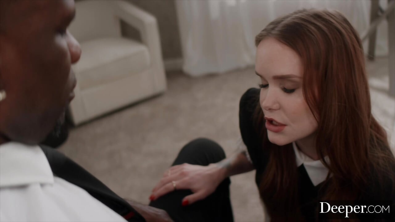 Más profundo. Pelirroja amante de la bbc Chloe Foxxe llena su apretado coño