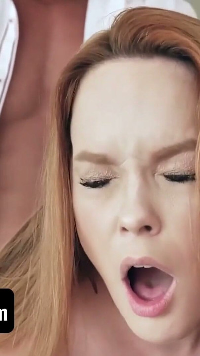 AnalMom - Koca Memeli Kızıl MILF Summer Hart Dar Deliklerini Azgın Doktor Tarafından Kontrol Ettiriyor | Clip 2