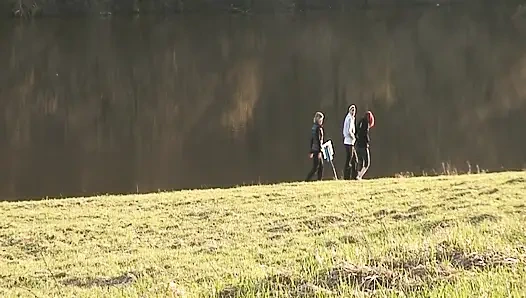 Ateşli esmer açık havada yaşlı adam tarafından yalanıyor ve parmaklanıyor