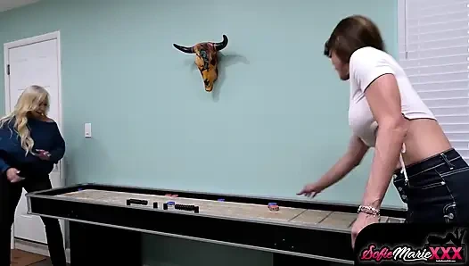 Милфа Sofie Marie делит хуй со своей мачехой