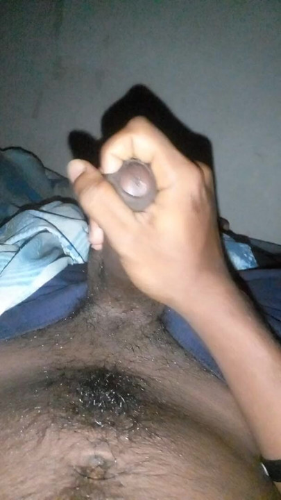Garoto goza enquanto se masturba