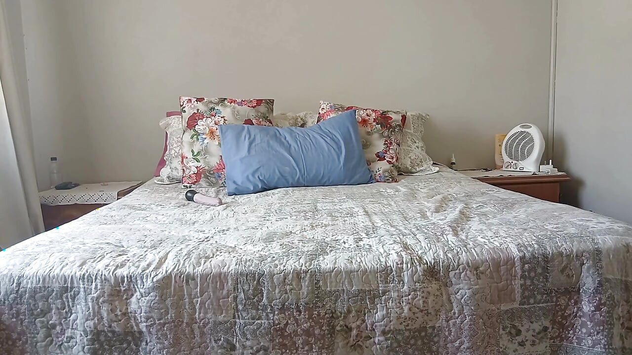 Em primeiro plano - Peituda milf com consolo fode sua buceta e faz uma grande poça molhada esguichando no chão.