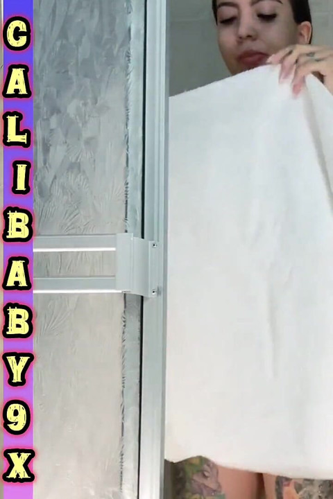 Calibaby9x, massage savonneux sous la douche, twerk, fétiche