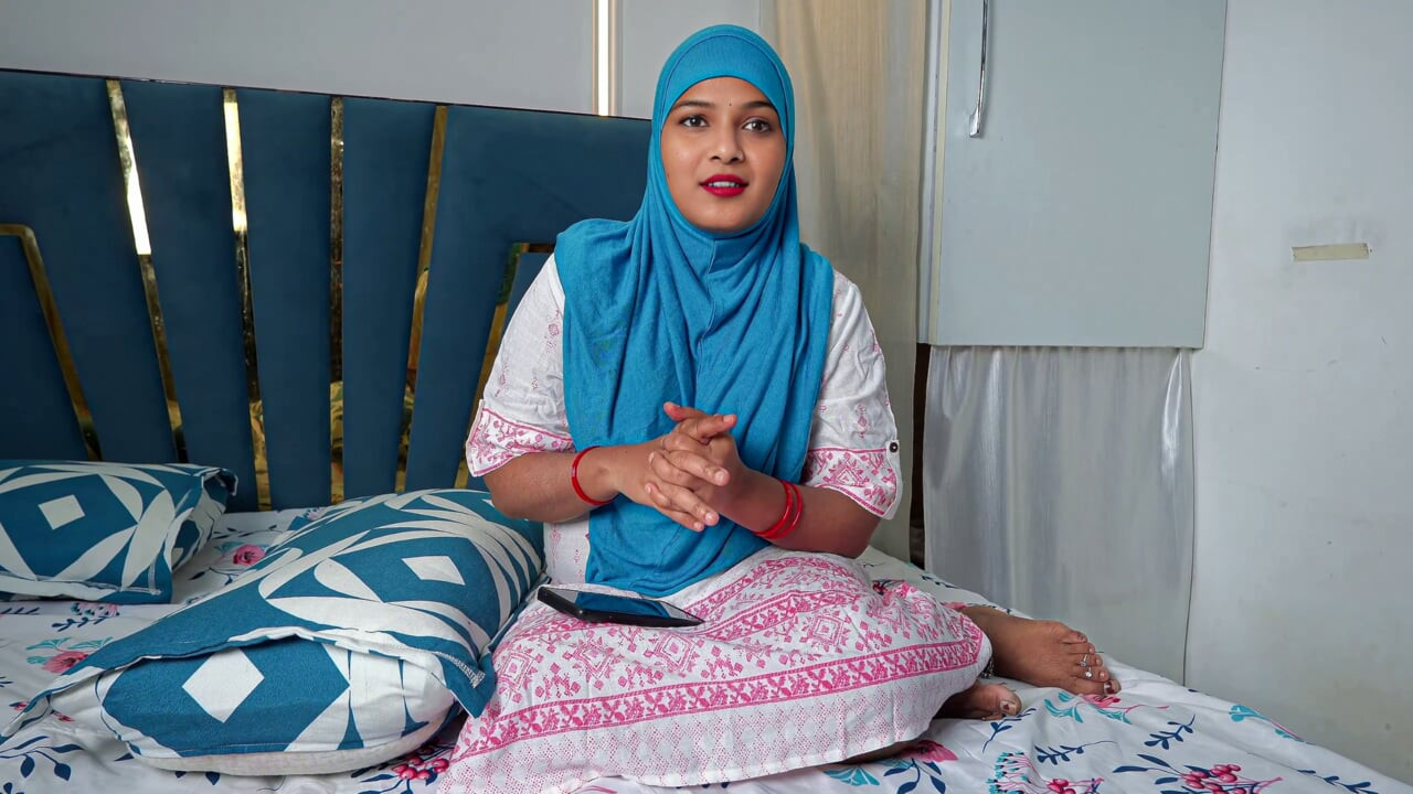Muslim Pinki Bhabhi Pussy Shaved by Blinkit Delivery Boy and having Hardcore sex with Clear Hindi Audio.