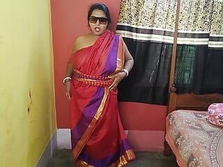 Индийская обжигающая мама показывает свою сочную киску в красном сари
