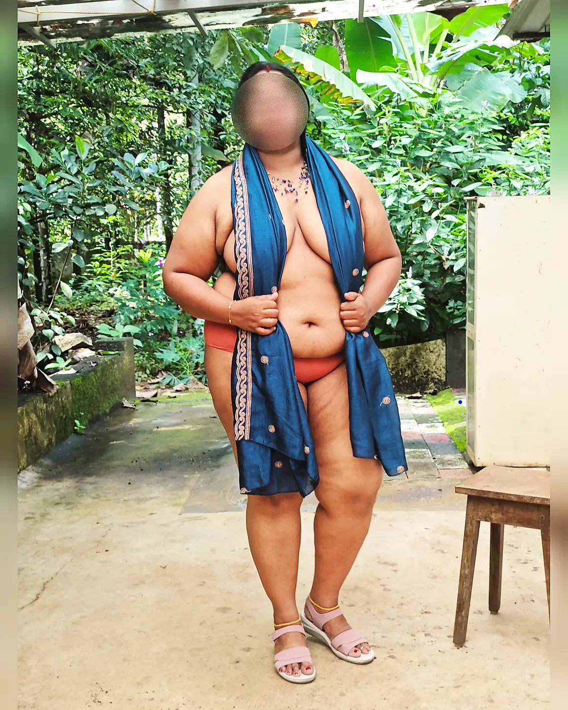 Desi girl in topless sexy photoshoot in blue salwar, after shoot picture