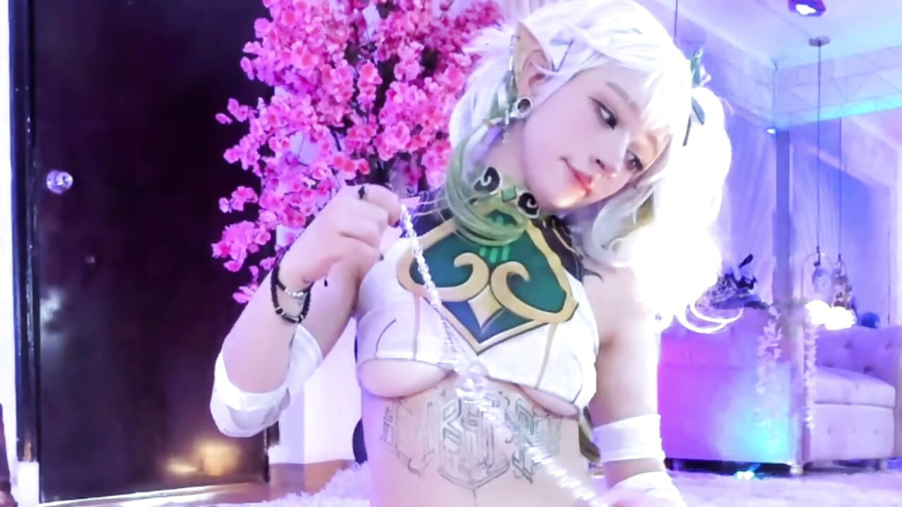 Petite nahida play whit gagtoy