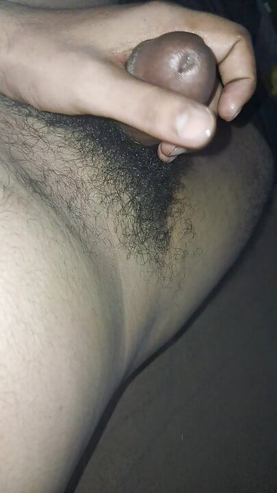 Cowok hot ini lagi asik masturbasi kontol besar