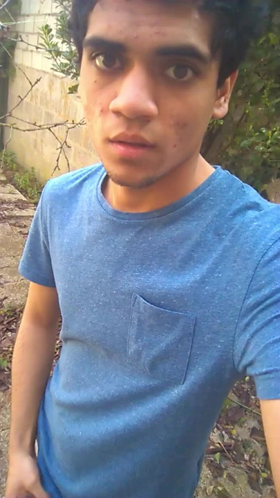 Twink with a hot face wanks outdoor